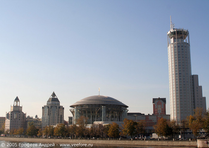Московский международный дом музыки и офисные здания на Космодамианской набережной