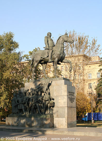 Памятник Кутузову возле музея-панорамы "Бородинская битва"