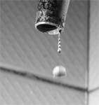 фото: Капля воды из крана (опубликовано 12.10.2006)