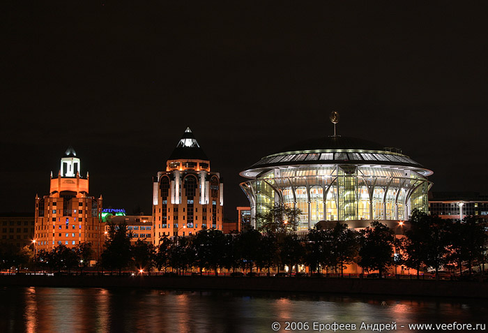 Московский международный дом музыки и офисные здания на набережной