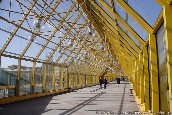 Андреевский пешеходный мост, вид изнутри