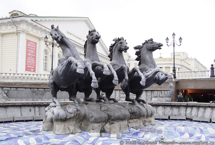 Церетелевские лошадки на Манежной площади