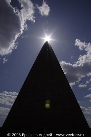 Солнце на вершине пирамиды