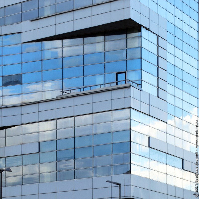 Отражение неба в окнах офисного здания