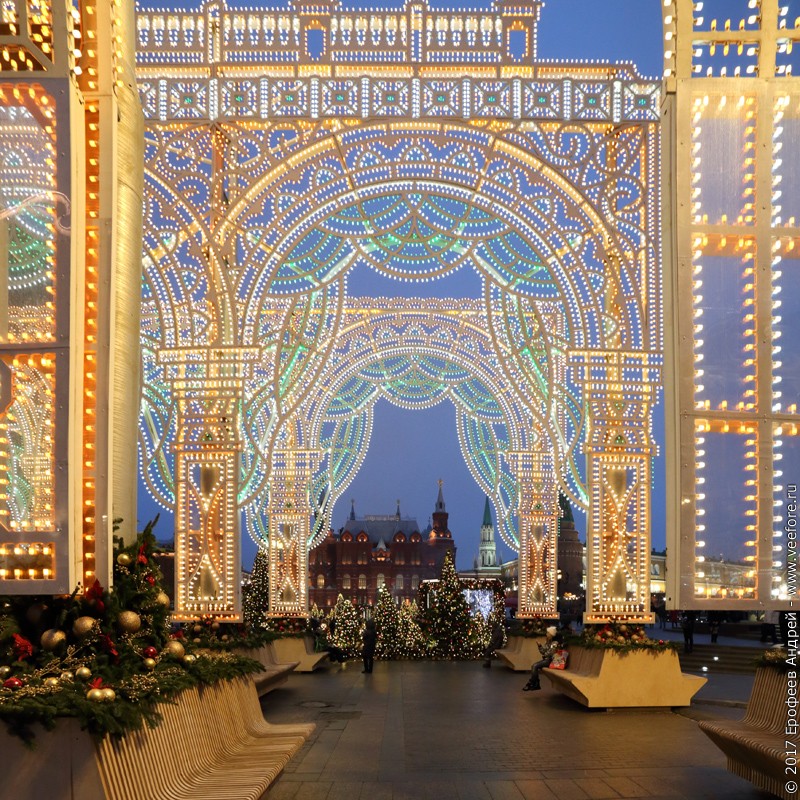 Светящиеся новогодние инсталляции на московских улицах